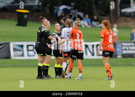 Brisbane, Australien, 24. März 2024. Spieler und Spieloffiziere in Vollzeit während des Liberty A League Spiels zwischen Brisbane Roar und Perth Glory FC im Perry Park. Quelle: Matthew Starling / Alamy Live News Stockfoto