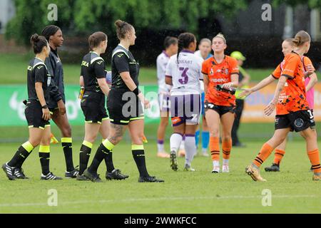 Brisbane, Australien, 24. März 2024. Spieler und Spieloffiziere in Vollzeit während des Liberty A League Spiels zwischen Brisbane Roar und Perth Glory FC im Perry Park. Quelle: Matthew Starling / Alamy Live News Stockfoto