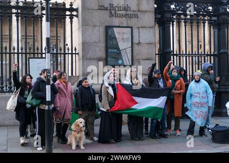 London, Großbritannien, 24. März 2024. Energiembargo für palästinensische Aktivisten protestierten vor dem British Museum gegen die kürzlich erneuerte Partnerschaft der Institutionen mit BP, dem Israel während des Krieges Genehmigungen für Gasbohrungen vor der Küste von Gaza erteilt hat. Die Gruppe ruft dazu auf, dass das Museum seine Verbindungen zu dem fossilen Brennstoffriesen auflöst. Quelle: Eleventh Photography/Alamy Live News Stockfoto