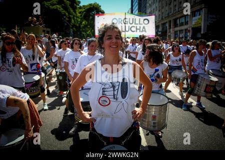 Buenos Aires, Argentinien. März 2024. Ein Demonstrant lächelt während einer Demonstration zum 48. Jahrestag des Militärputsches von 1976. Argentinien erinnern sich an die Opfer der Militärdiktatur zum Gedenken an den Nationaltag des Gedenkens für Wahrheit und Gerechtigkeit. Quelle: SOPA Images Limited/Alamy Live News Stockfoto