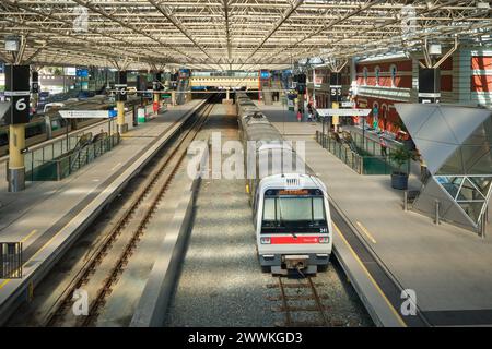 Blick über den Bahnhof Perth mit Zügen an den Bahnsteigen in Perth City mit dem historischen Bahnhofsgebäude auf der rechten Seite, Western Australia. Stockfoto