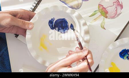 Aquarellmalerei. Palette in Frauenhänden, Nahaufnahme von oben Stockfoto