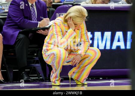 Baton Rouge, LA, USA. März 2024. Kim Mulkey, Head Coach der LSU, lässt sich während der zweiten Runde des NCAA Women's March Madness Tournament zwischen den Blue Raiders und den LSU Tigers im Pete Maravich Assembly Center in Baton Rouge, LA, den Kopf nach unten drücken. Jonathan Mailhes/CSM/Alamy Live News Stockfoto