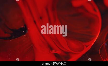 Farbe Wasserspritzer Farbe Nebel rot Tinte fließt schwarz Stockfoto