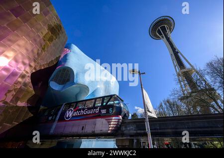 Seattle, Washington, USA. März 2024. Die Monorail in Seattle wird 62 Jahre alt. Die Monorail wurde für die Weltausstellung zusammen mit der Space Needle gebaut und ist ein skurriles Transportmittel mit nur 1,5 km Länge. Das Seattle Center wurde im Laufe der Jahre aktualisiert, darunter das Museum of Pop Culture. Paul Allen, Mitbegründer von Microsoft, gründete MoPOP und zog zunächst Feuer für seine seltsame Architektur. (Kreditbild: © Shane Srogi/ZUMA Press Wire) NUR REDAKTIONELLE VERWENDUNG! Nicht für kommerzielle ZWECKE! Stockfoto