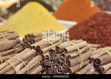Zimt klebt aus der Nähe. Bänder von Zimtstäbchen im Gewürzmarkt. Stockfoto