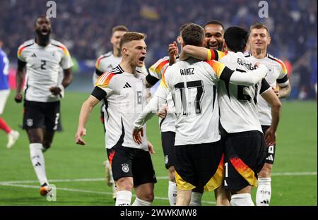 Florian Wirtz aus Deutschland jubelt Ÿber sein Tor zum 0:1 mot Ilkay Guendogan aus Deutschland Joshua Kimmich aus Deutschland Jonathan Tah aus Deutschland Toni Kroos aus Deutschland LYON, FRANKREICH - 23. MÄRZ: Internationales Freundschaftsspiel zwischen Frankreich und Deutschland im Groupama-Stadion am 23. März 2024 in Lyon, Frankreich. Fussball LŠnderspiel Frankreich Deutschland © diebilderwelt / Alamy Stock Stockfoto