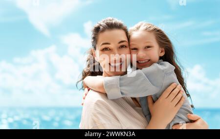 Glückliche Familie in der Natur. Mutter und Kind haben Spaß und genießen Sommertage. Stockfoto