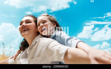 Glückliche Familie in der Natur. Mutter und Kind haben Spaß und genießen Sommertage. Stockfoto