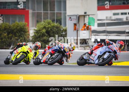 Portimao, Portugal. März 2024. Marc Marquez (Spanien) und Gresini Racing MotoGP (93), Luca Marini (Italien) und Repsol Honda Team (10) sowie Marco Bezzecchi (Italien) und Pertamina Enduro VR46 Racing Team (72) im Einsatz während des MotoGP warm Up des Tissot Grand Prix von Portugal am 24. März 2024, auf dem Algarve International Circuit in Portimao, Portugal. Quelle: SOPA Images Limited/Alamy Live News Stockfoto