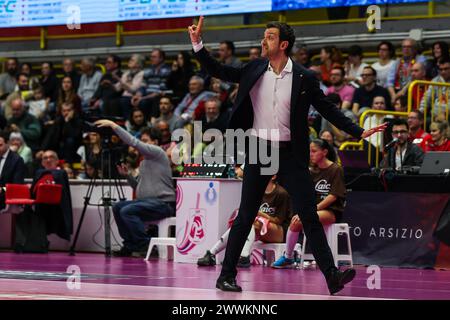 Busto Arsizio, Italien. März 2024. Daniele Santarelli Head Coach des Prosecco Doc Imoco Conegliano Gesten während des Spiels der Volley Serie A Frauen 2023/24 zwischen UYBA E-Work Volley Busto Arsizio und Prosecco Doc Imoco Conegliano in der E-Work Arena. Quelle: SOPA Images Limited/Alamy Live News Stockfoto