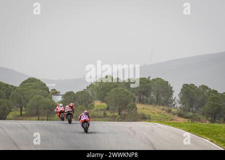 Portimao, Portugal. März 2024. Jorge Martin aus Spanien und Prima Pramac Racing (89), Maverick Vinales aus Spanien und Aprilia Racing (12) und Enea Bastianini aus Italien und Ducati Lenovo Team (23) im Einsatz während des MotoGP-Rennens des Tissot Grand Prix aus Portugal am 24. März 2024, das auf dem Algarve International Circuit in Portimao stattfand, Portugal. Quelle: SOPA Images Limited/Alamy Live News Stockfoto