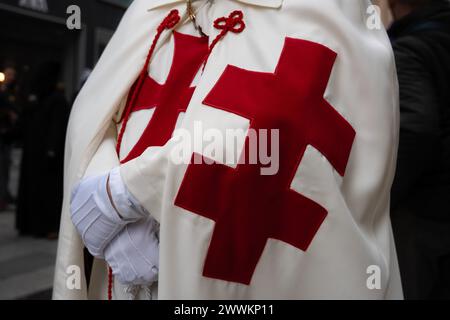 Barcelona, Spanien. März 2024. Ein Mitglied der katholischen Kirche hält während der Prozession des guten Todes die Hände. Prozession des guten Todes, organisiert von der Kongregation des Christus des guten Todes in Barcelona. (Foto: Ximena Borrazas/SOPA Images/SIPA USA) Credit: SIPA USA/Alamy Live News Stockfoto