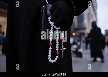 Barcelona, Spanien. März 2024. Eine Frau trägt einen Rosenkranz in der Hand während der Palmensonntagsprozession. Prozession des guten Todes, organisiert von der Kongregation des Christus des guten Todes in Barcelona. (Foto: Ximena Borrazas/SOPA Images/SIPA USA) Credit: SIPA USA/Alamy Live News Stockfoto