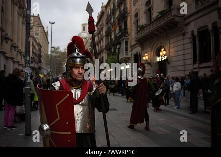 Barcelona, Spanien. März 2024. Eine Gruppe von Männern, die als Römer gekleidet waren, während der Palmensonntagsprozession. Prozession des guten Todes, organisiert von der Kongregation des Christus des guten Todes in Barcelona. (Foto: Ximena Borrazas/SOPA Images/SIPA USA) Credit: SIPA USA/Alamy Live News Stockfoto