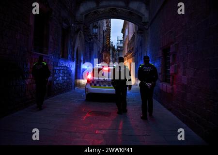 Barcelona, Spanien. März 2024. Polizeibeamte der Guardia Urbana von Barcelona räumen den berühmten Durchgang des gotischen Viertels frei, um Platz für die Palmensonntagsprozession zu machen. Prozession des guten Todes, organisiert von der Kongregation des Christus des guten Todes in Barcelona. Quelle: SOPA Images Limited/Alamy Live News Stockfoto