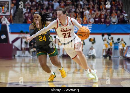 Blacksburg, VA, USA. März 2024. Die Virginia Tech Hokies Guardin Cayla King (22) dribbelt den Ball während des College-Basketballspiels in der zweiten Runde im NCAA-Turnier der Frauen zwischen den Baylor Lady Bears und den Virgina Tech Hokies im Cassell Coliseum in Blacksburg, VA. Jonathan Huff/CSM/Alamy Live News Stockfoto