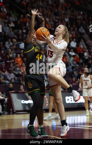 Blacksburg, VA, USA. März 2024. Clara Strack (13) schießt den Ball während der zweiten Runde des College-Basketballspiels im NCAA-Turnier der Frauen zwischen den Baylor Lady Bears und den Virgina Tech Hokies im Cassell Coliseum in Blacksburg, VA. Jonathan Huff/CSM/Alamy Live News Stockfoto