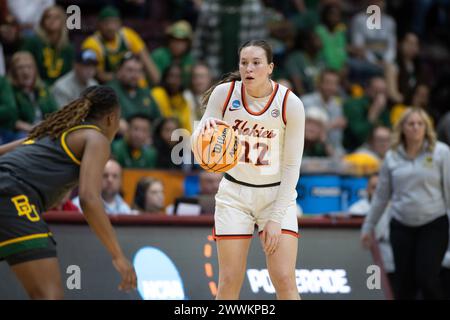 Blacksburg, VA, USA. März 2024. Virginia Tech Hokies Hüterin Cayla King (22) übernimmt den Ball während des zweiten Rundens des College-Basketballspiels im NCAA-Turnier der Frauen zwischen den Baylor Lady Bears und den Virgina Tech Hokies im Cassell Coliseum in Blacksburg, VA. Jonathan Huff/CSM/Alamy Live News Stockfoto