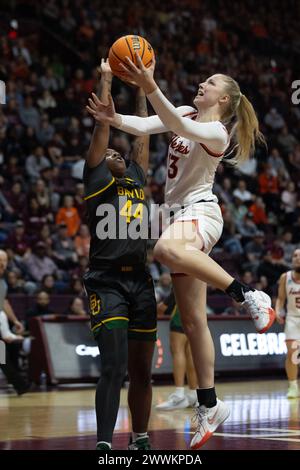 Blacksburg, VA, USA. März 2024. Clara Strack (13) schießt den Ball während der zweiten Runde des College-Basketballspiels im NCAA-Turnier der Frauen zwischen den Baylor Lady Bears und den Virgina Tech Hokies im Cassell Coliseum in Blacksburg, VA. Jonathan Huff/CSM/Alamy Live News Stockfoto