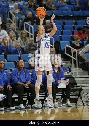 Lauren Jensen (15) der Creighton Bluejays-Wärter begibt sich für ein drei-Punkte-Korb 2024 Women’s NCAA Tournament – Runde der 64, Los Angles, Kalifornien, Samstag, 23. märz 2024. Creighton Blue Jays schlägt UNLV 87-73 (David Venezia / Bild des Sports) Stockfoto