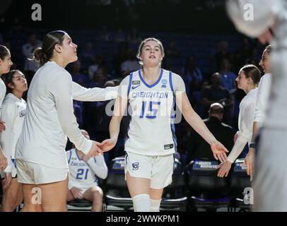 Creighton Bluejays Wärter Lauren Jensen (15) klopft ihren Teamkollegen in die Hände, während sie 2024 Women’s NCAA Tournament – Round of 64, Los Anles, Kalifornien, Samstag, 23. märz 2024. Creighton Blue Jays schlägt UNLV 87-73 (David Venezia / Bild des Sports) Stockfoto