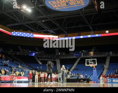 Nationalhymne vor den Starts 2024 NCAA-Turnier der Frauen - Runde 64, Los Anles, Kalifornien, Samstag, 23. märz 2024. Creighton Blue Jays schlägt UNLV 87-73 (David Venezia / Bild des Sports) Stockfoto