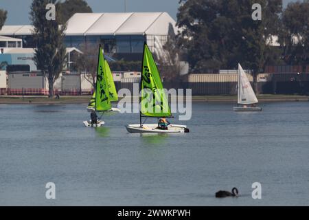 Albert Park, Australien, 24. März 2024. Boote scheinen während des F1 Rolex Australian Grand Prix auf dem Melbourne Grand Prix Circuit am 24. März 2024 in Albert Park, Australien, auf dem See zu segeln. Quelle: Dave Hewison/Speed Media/Alamy Live News Stockfoto