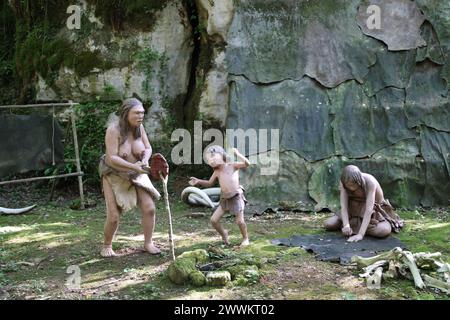 Eine Lebensszene aus der Vorgeschichte wurde im Prehisto Parc im Vézère River Valley in Périgord Noir in der Höhle Lascaux rekonstruiert. Tursac, Pér Stockfoto