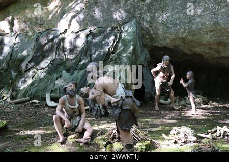 Eine Lebensszene aus der Vorgeschichte wurde im Prehisto Parc im Vézère River Valley in Périgord Noir in der Höhle Lascaux rekonstruiert. Tursac, Pér Stockfoto