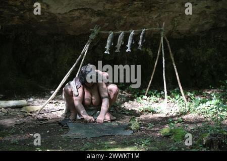 Eine Lebensszene aus der Vorgeschichte wurde im Prehisto Parc im Vézère River Valley in Périgord Noir in der Höhle Lascaux rekonstruiert. Tursac, Pér Stockfoto
