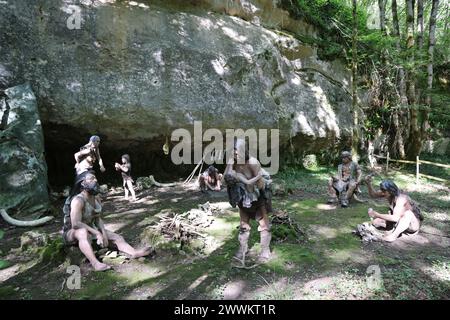 Eine Lebensszene aus der Vorgeschichte wurde im Prehisto Parc im Vézère River Valley in Périgord Noir in der Höhle Lascaux rekonstruiert. Tursac, Pér Stockfoto