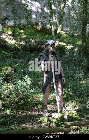 Eine Lebensszene aus der Vorgeschichte wurde im Prehisto Parc im Vézère River Valley in Périgord Noir in der Höhle Lascaux rekonstruiert. Tursac, Pér Stockfoto