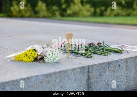 Melbourne, Australien. März 2024. Eine provisorische Gedenkstätte mit Blumen und Trauerkerzen in der Nähe der ewigen Flamme am Schrein der Erinnerung in Melbourne, Australien, zum Gedenken an die Opfer von Terroristen im Crocus City Hall in Russland. (Foto: Alexander Bogatyrev/SOPA Images/SIPA USA) Credit: SIPA USA/Alamy Live News Stockfoto