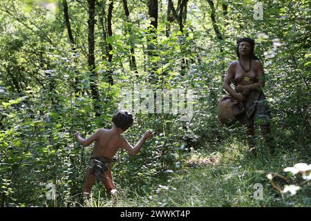 Eine Lebensszene aus der Vorgeschichte wurde im Prehisto Parc im Vézère River Valley in Périgord Noir in der Höhle Lascaux rekonstruiert. Tursac, Pér Stockfoto