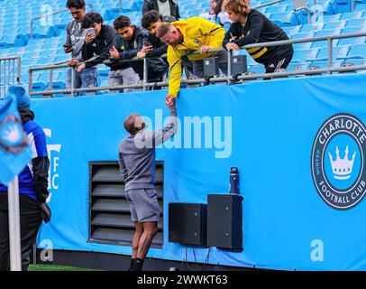 Charlotte, North Carolina, USA. März 2024. Columbus Crew Mittelfeldspieler DARLINGTON NAGBE (6) interagiert mit Fans vor dem Spiel Columbus Crew gegen Charlotte FC Major League im Bank of America Stadium. (Kreditbild: © Israel Anta via ZUMA Press Wire) NUR REDAKTIONELLE VERWENDUNG! Nicht für kommerzielle ZWECKE! Stockfoto