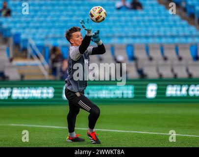 Charlotte, North Carolina, USA. März 2024. Der Torhüter der Columbus Crew wärmt sich vor dem Spiel der Columbus Crew gegen Charlotte FC Major League im Bank of America Stadium auf. (Kreditbild: © Israel Anta via ZUMA Press Wire) NUR REDAKTIONELLE VERWENDUNG! Nicht für kommerzielle ZWECKE! Stockfoto