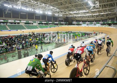 Rio de Janeiro, Brasilien. März 2024. Die Herren-Rennstrecke ist am unteren Ende der Strecke angesiedelt, während die Fans im Olympischen Velodrome in Rio de Janeiro, Brasilien, jubeln. Quelle: Casey B. Gibson/Alamy Live News Stockfoto