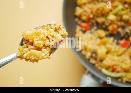 Bulgur-Reis auf einem Löffel Stockfoto