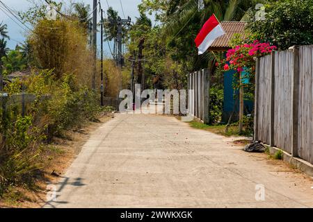 Ruhige, unbefestigte Straßen auf der kleinen Touristeninsel Gili Air in der Nähe von Lombok, Indonesien Stockfoto