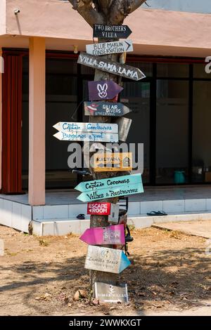 Ruhige, unbefestigte Straßen auf der kleinen Touristeninsel Gili Air in der Nähe von Lombok, Indonesien Stockfoto