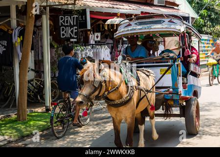 Ein traditioneller Pferdewagen (Cidomo) wartet auf Touristen auf den indonesischen Gili-Inseln vor der Küste von Lombok. Stockfoto