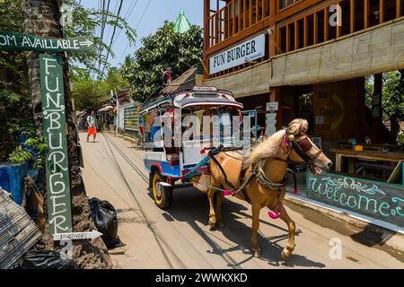 GILI-INSELN, INDONESIEN - 6. NOVEMBER 2023: Ein traditioneller Pferdewagen (Cidomo) wartet auf Touristen auf den indonesischen Gili-Inseln Stockfoto