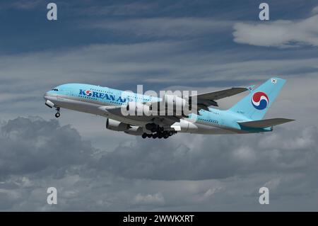 Gezeigt wurden die Luftfahrzeuge der Korean Air HL7627, Airbus A380, die vom Flughafen LAX, Los Angeles International Airport, starten. Stockfoto