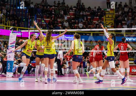 Busto Arsizio, Italien. März 2024. Die Spieler von Prosecco Doc Imoco Conegliano feiern während der Volley Serie A Frauen 2023/24 Spiel zwischen UYBA E-Work Volley Busto Arsizio und Prosecco Doc Imoco Conegliano in der E-Work Arena. (Foto: Fabrizio Carabelli/SOPA Images/SIPA USA) Credit: SIPA USA/Alamy Live News Stockfoto