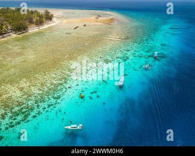 Aus der Vogelperspektive auf Schwimmer und Schnorchler von Touristenbooten über einem tropischen Korallenriff in einem warmen Ozean (Gili Air, Lombok, Indonesien) Stockfoto