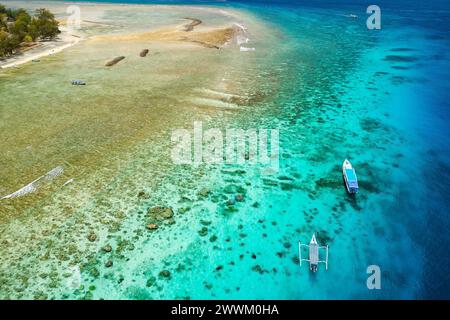 Aus der Vogelperspektive auf Schwimmer und Schnorchler von Touristenbooten über einem tropischen Korallenriff in einem warmen Ozean (Gili Air, Lombok, Indonesien) Stockfoto