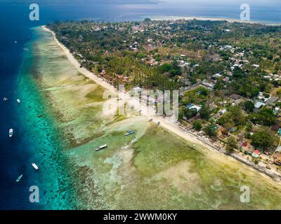 Aus der Vogelperspektive eines tropischen Korallenriffs rund um die Küste einer winzigen Insel in Indonesien (Gili Air, Lombok) Stockfoto