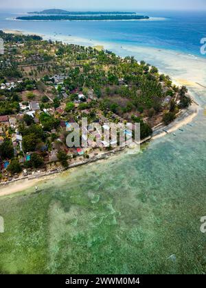 Aus der Vogelperspektive eines tropischen Korallenriffs rund um die Küste einer winzigen Insel in Indonesien (Gili Air, Lombok) Stockfoto