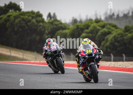 Portimao, Portugal. März 2024. Joan mir aus Spanien und Repsol Honda Team (36) und Alex Rins aus Spanien und Monster Energy Yamaha MotoGP (42) im Einsatz während des MotoGP-Rennens des Tissot Grand Prix aus Portugal am 24. März 2024 auf dem Algarve International Circuit in Portimao, Portugal. (Foto: Henrique Casinhas/SOPA Images/SIPA USA) Credit: SIPA USA/Alamy Live News Stockfoto